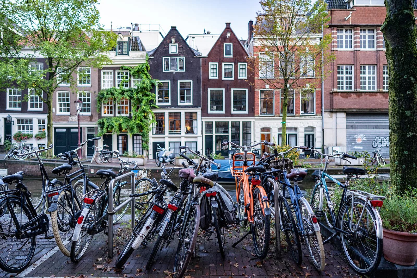 Amsterdamse grachten en fietsen als bestemming voor Schipholreizigers