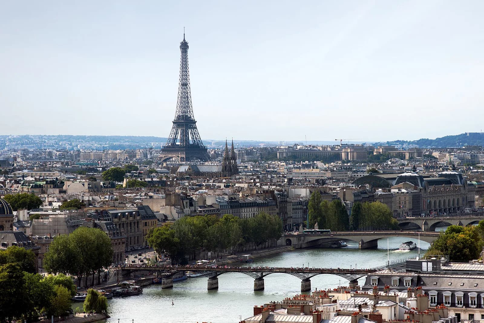 Panorama van Parijs met de Eiffeltoren en de Seine